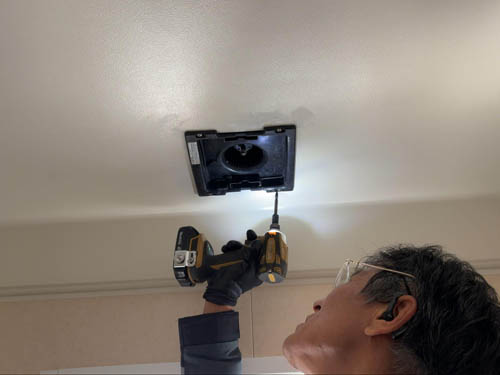 動かない LED 天井 雨漏り ドアホントイレ 24時間 モ ーター 浴室 三菱 風呂 移動 冷えない 冷たくない 丁寧 きれい しっかり 施工 ダクト 配管 壁の中 屋外 充電器