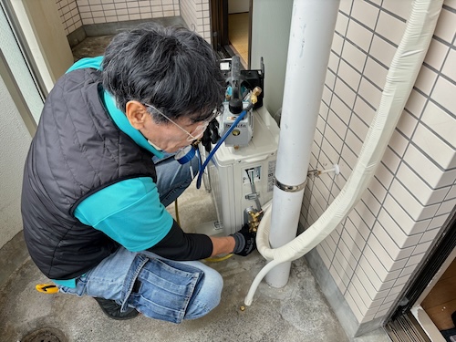 玄関 じんかん トイレ 足元灯 防犯灯 外灯 暗い チャイム 鳴らない ピンポン 音しない ザーザー ボタン 動かない 人が通ると点く 壊れた 回らない 換気扇 故障 レンジフード