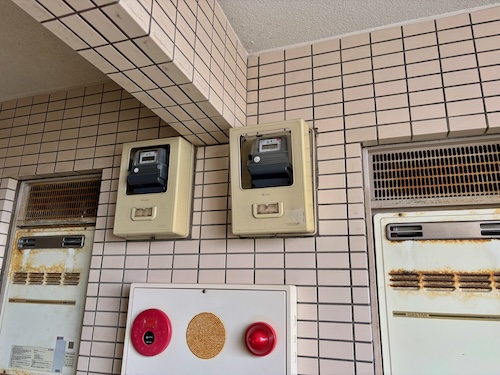 ブレーカー 業者 EV用  マンション PHEV 壊れた 明るくない きれい 換気扇 故障 わからない 早い 電源 swich ライト ドアホン 潜行 配管 先行配管 やめる 壁の中 隠蔽配管