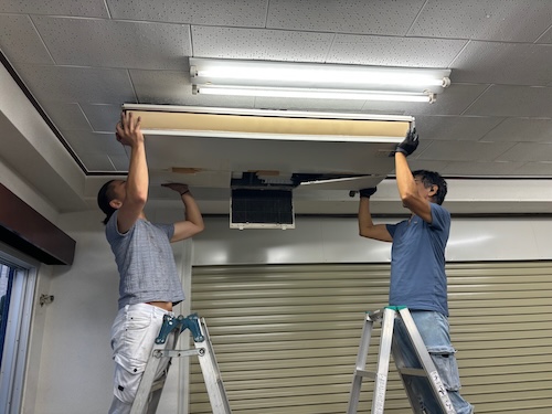 動かない LED 天井 雨漏り ドアホントイレ 24時間 モ ーター 浴室 三菱 風呂 移動 冷えない 冷たくない 丁寧 きれい しっかり 施工 ダクト 配管 壁の中 屋外 充電器
