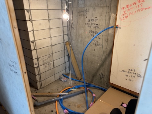 ブレーカー 業者 EV用  マンション PHEV 壊れた 明るくない きれい 換気扇 故障 わからない 早い 電源 swich ライト ドアホン 潜行 配管 先行配管 やめる 壁の中 隠蔽配管