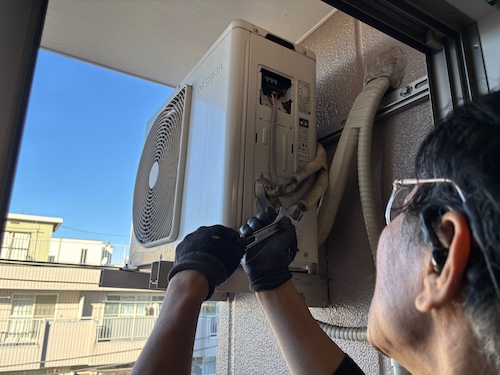 ブレーカー 業者 EV用  マンション PHEV 壊れた 明るくない きれい 換気扇 故障 わからない 早い 電源 swich ライト ドアホン 潜行 先行配管 やめる 壁の中