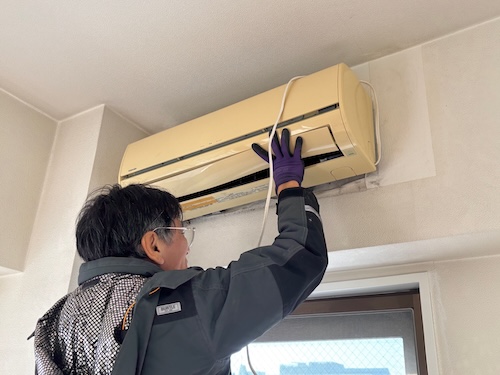 玄関 じんかん トイレ 足元灯 防犯灯 外灯 暗い チャイム 鳴らない ピンポン 音しない ザーザー ボタン 動かない 人が通ると点く 壊れた 回らない 故障 レンジフード